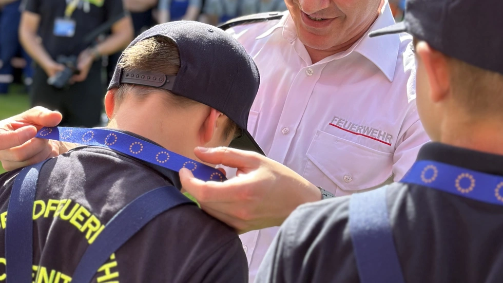 Feuerwehrchef Rene Kraus bei der Siegerehrung aus dem Vorjahr. (Archiv)