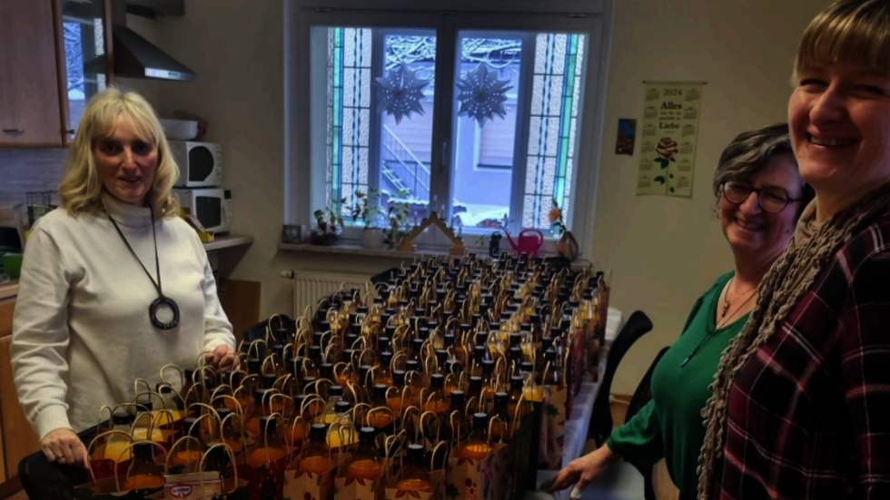 Das Team des ambulanten, betreuten Wohnens der Diakonie
Marienberg möchte Betroffenen mit einem persönlichen Besuch und
einem kleinen Geschenk ein Stück Wärme, Aufmerksamkeit und Weihnachtsfreude schenken.