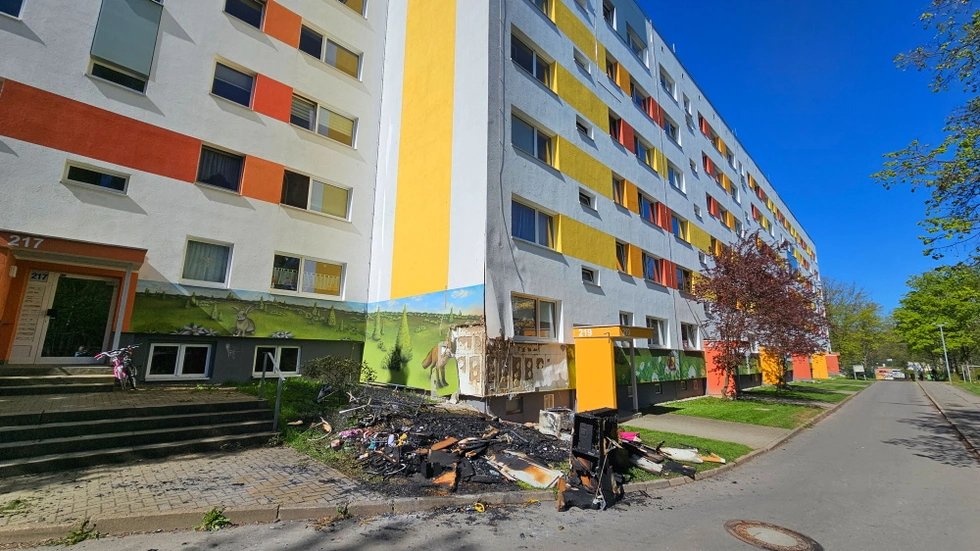 Die Feuerwehr musste bei der Brandbekämpung Teile der Dämmung entfernen.