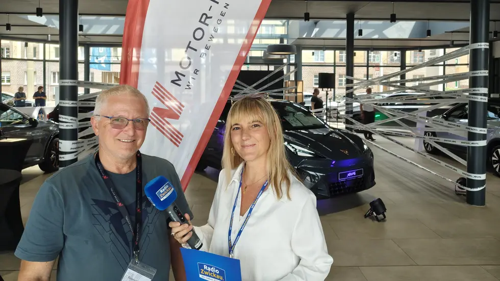 Prokurist Reinhold Lehnert (li.) wird von unserer Mitarbeiterin Jacqueline Müller interviewt. 