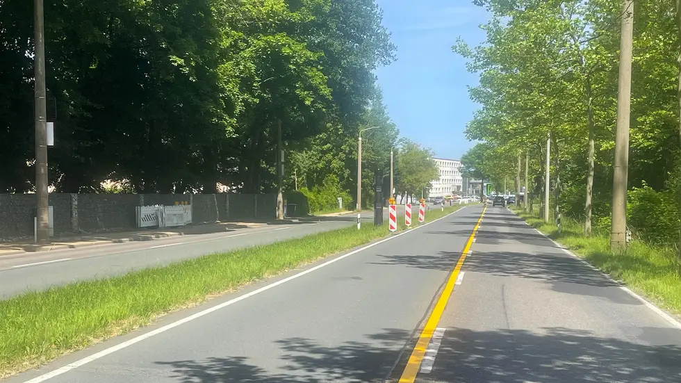 Am Montag wurde die Fahrbahnhälfte stadteinwärts präpariert - hier rollt für ein paar Tage der Verkehr in beide Richtungen. Am Montag wurde die Fahrbahnhälfte stadteinwärts präpariert - hier rollt für ein paar Tage der Verkehr in beide Richtungen.