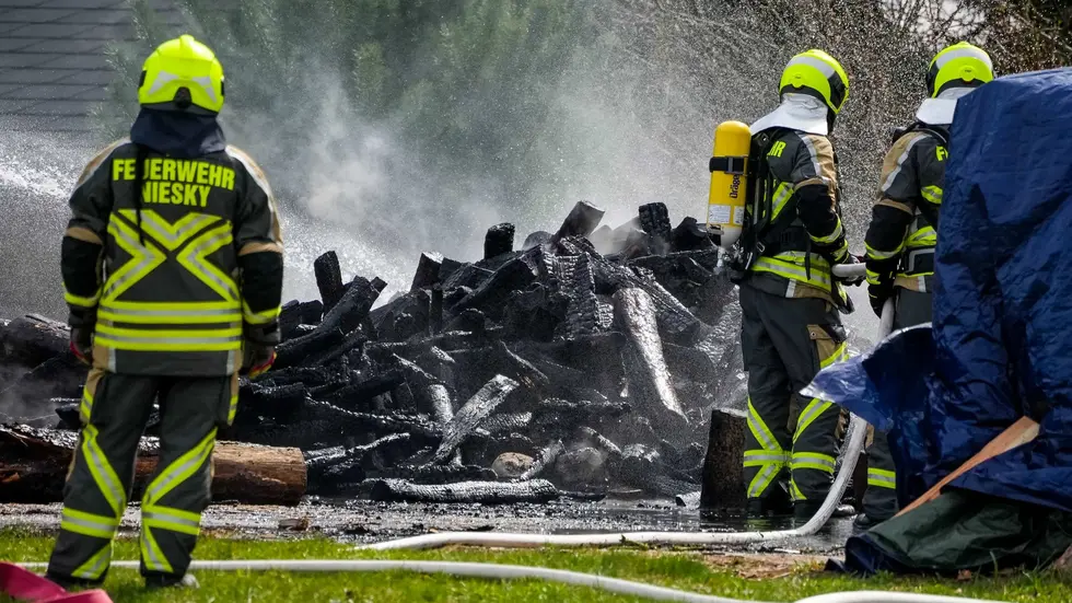 In Kosel war ein großer Holzstapel in Brand geraten In Kosel war ein großer Holzstapel in Brand geraten