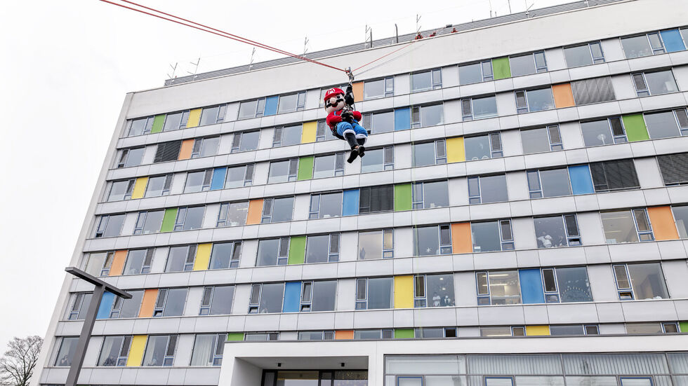 Verwaltungsdirektor André Gubsch hängte sich als Super Mario an die Seile