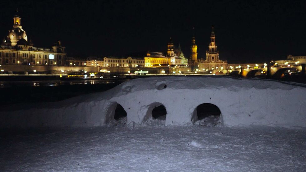 Die Dresdner Carolabrücke aus Schnee.