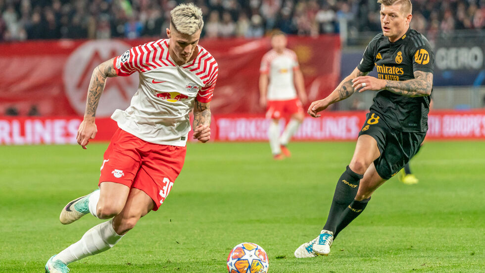 RB Leipzig unterliegt im Achtelfinal-Hinspiel gegen Real Madrid mit 0:1, im Zweikampf Benjamin Sesko (Leipzig) und Toni Kroos (Madrid)  RB Leipzig unterliegt im Achtelfinal-Hinspiel gegen Real Madrid mit 0:1, im Zweikampf Benjamin Sesko (Leipzig) und Toni Kroos (Madrid)