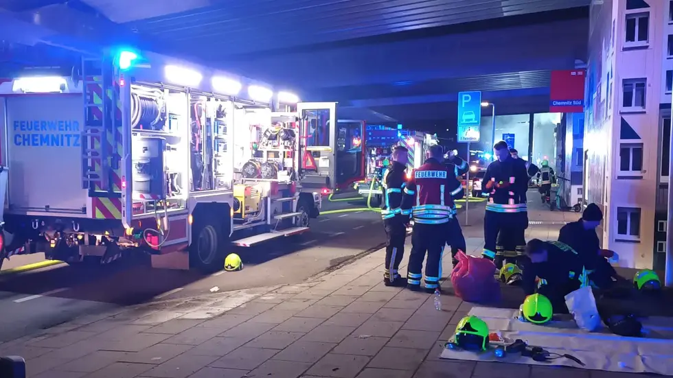 Die Einsatzkräfte auf der Bernsdorfer Straße unter der Brücke am Chemnitzer Südbahnhof direkt neben dem Brandort.