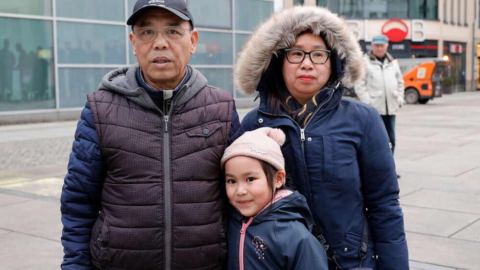 Familie Pham/Nguyen richtete ein paar Worte an die Demonstanten auf dem Düsseldorfer Platz.