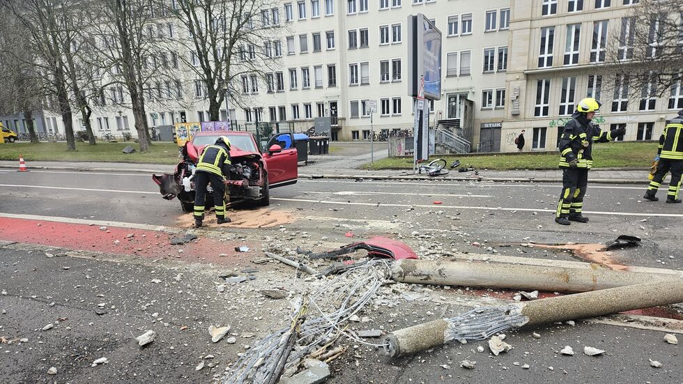 Die zerstörte Laterne und das kaputte Auto. 