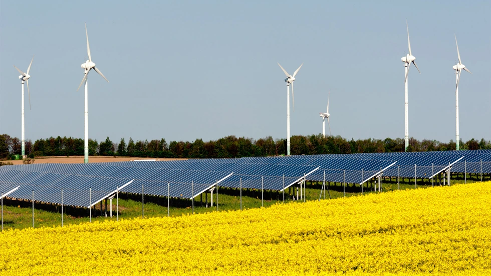 Auf dem Land schon häufig sichtbar, Windräder und Solarpaneele auf den Feldern.