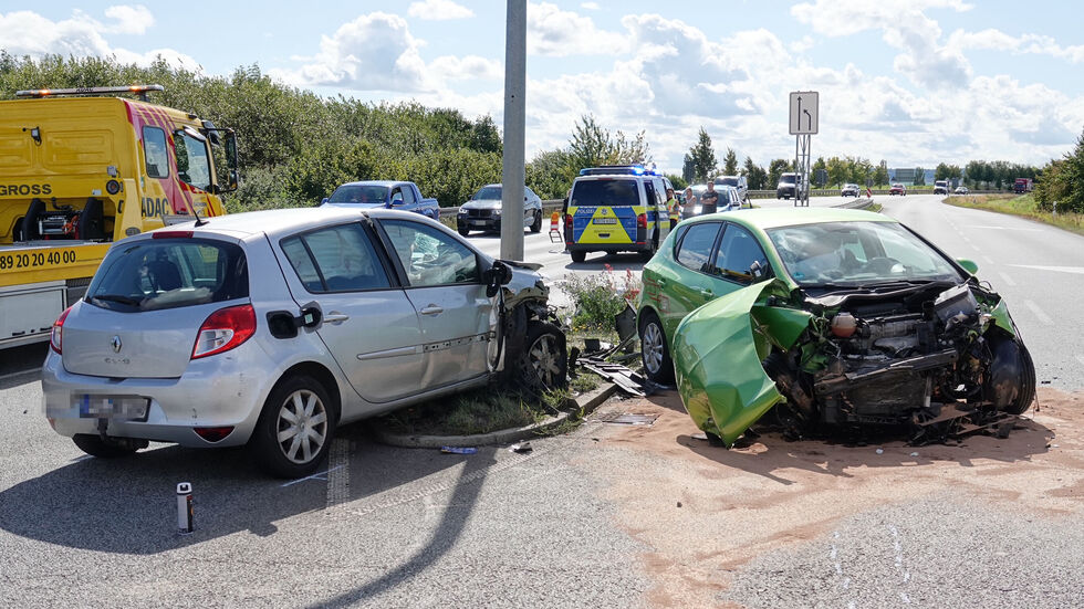 An dem Renault und Seat entstand deutlicher Schaden.
