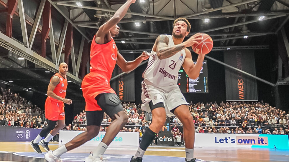 Im Bild: v. li. im Zweikampf Tylor Ongwae (Chemnitz)und Elias Harris (München). Im Bild: v. li. im Zweikampf Tylor Ongwae (Chemnitz)und Elias Harris (München).