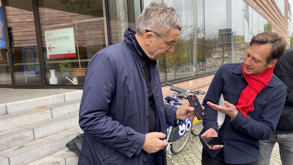 Leipzigs Baubürgermeister Thomas Dienberg (li.) mit Sebastian Lindhorst (Chef der der Abteilung für Verkehrssicherheit und Beleuchtung des Mobilitäts- und Tiefbauamtes) bei der Vorstellung der neuen App am Dienstagvormittag in Leizig.