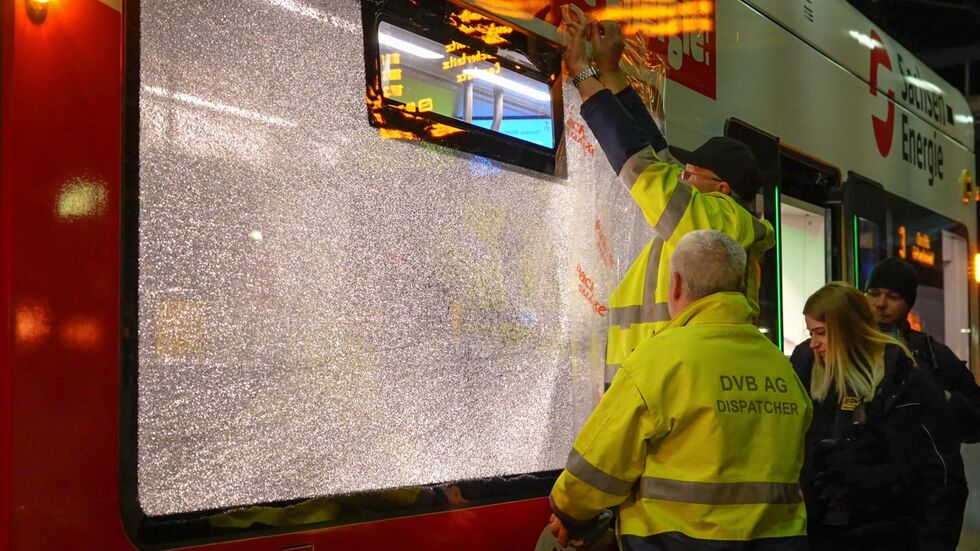 Nach Angaben unseres Reporters wurde bei dem Vorfall auch eine Scheiber der Straßenbahnlinie 3 beschädigt Nach Angaben unseres Reporters wurde bei dem Vorfall auch eine Scheiber der Straßenbahnlinie 3 beschädigt