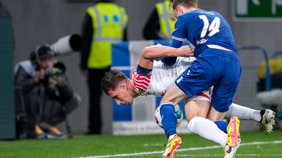 Leipzigs Willi Orban und Hoffenheims Maximilian Beier im Zweikampf  Leipzigs Willi Orban und Hoffenheims Maximilian Beier im Zweikampf