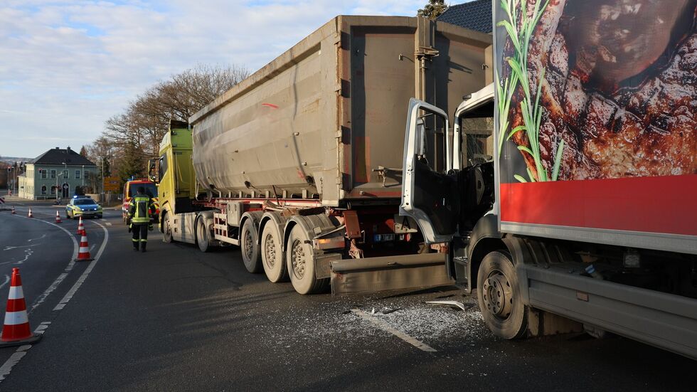 Zwei Pkw und zwei Lkw waren auf der Bundesstraße zusammengestoßen.