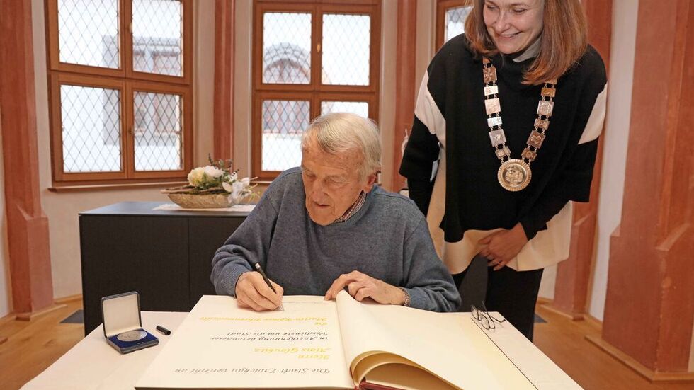 Alois Glaubitz trägt sich ins Ehrenbuch der Stadt ein. Alois Glaubitz trägt sich ins Ehrenbuch der Stadt ein.