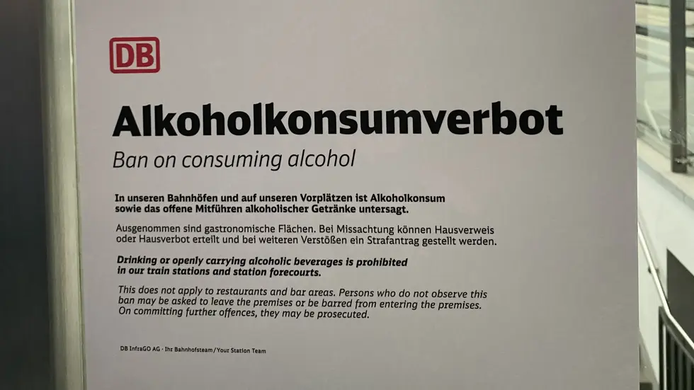 Mit den Aushängen wird auf das neue Alkoholverbot hingewiesen, was ab 15. Oktober 2026 gilt. Mit den Aushängen wird auf das neue Alkoholverbot hingewiesen, was ab 15. Oktober 2026 gilt.
