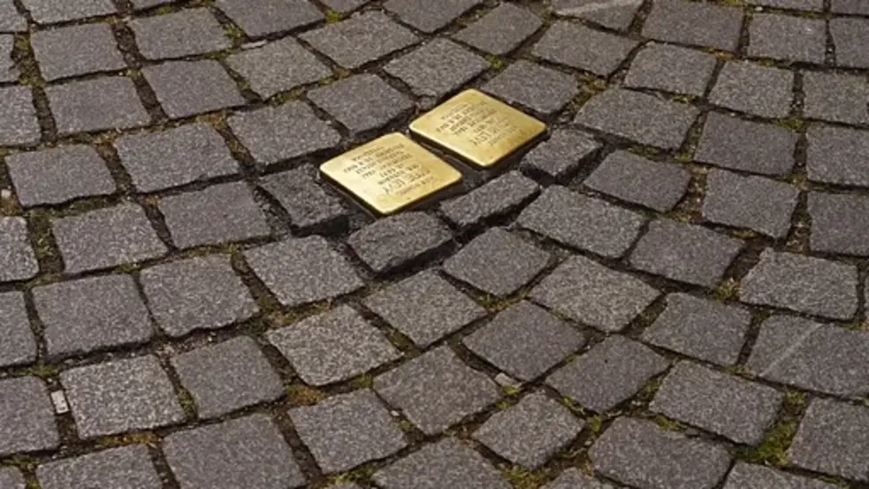 Die goldenen Stolpersteine erinnern an Menschen, die zwischen 1933 und 1945 von Nazis ermordet wurden. Seit 1995 sind mehr als 100.000 in knapp 2.000 Orten von 31 Ländern verlegt worden. Das Konzept stammt von Künstler Gunter Demnig. Die goldenen Stolpersteine erinnern an Menschen, die zwischen 1933 und 1945 von Nazis ermordet wurden. Seit 1995 sind mehr als 100.000 in knapp 2.000 Orten von 31 Ländern verlegt worden. Das Konzept stammt von Künstler Gunter Demnig.
