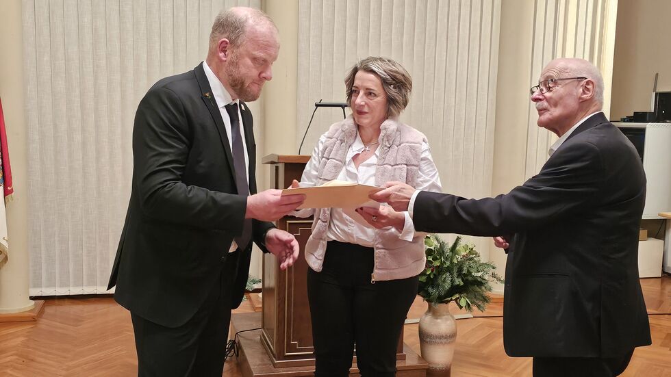 Das Procedere wurde durch die beiden stellvertretenden ehrenamtlichen Oberbürgermeistern Jörg Bäuerle und Cordula Gneuß vorgenommen.