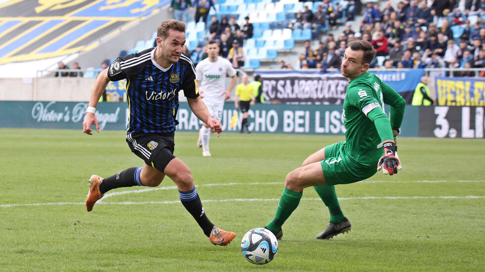 Martin Männel muss zweimal hinter sich greifen