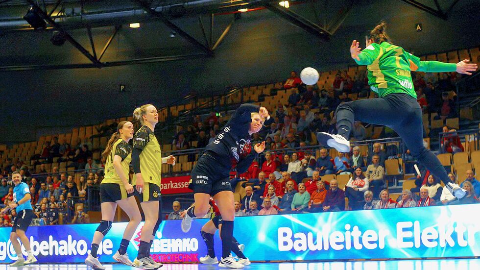 Laura Szabo im Duell gegen die Dortmunder Torfrau 