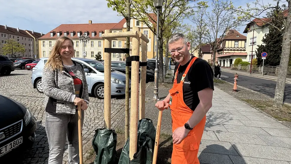Bettina Brandt und Andreas Wussack bei der Neupflanzung am Marktplatz     