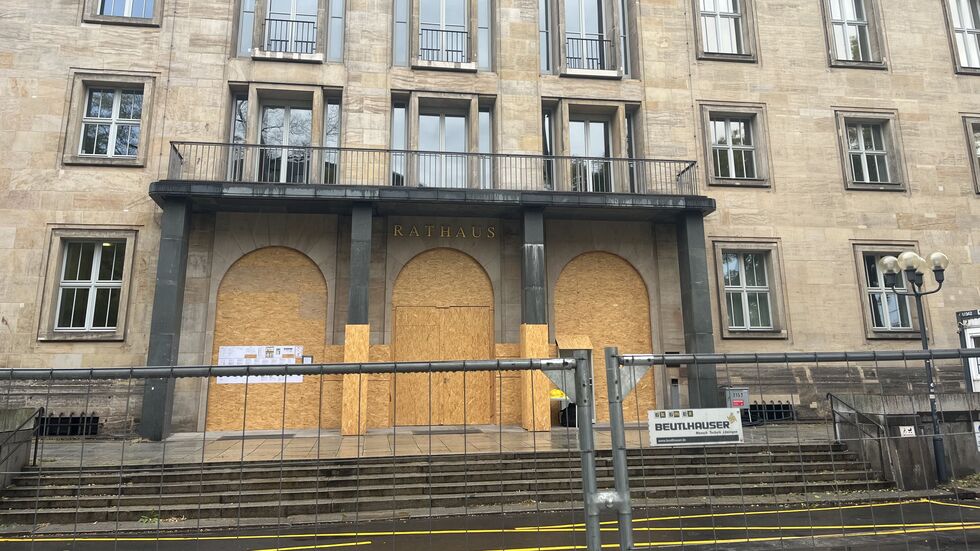 Der Eingang des Rathauses ist vernagelt, bleibt jetzt für Jahre dicht