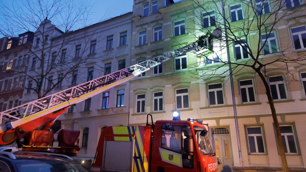 Mit einer Drehleiter gelangte die Feuerwehr durch ein Fenster in das Haus.