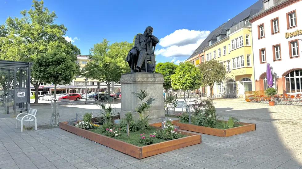 Rund um das Denkmal wurde ein kleiner Garten angelegt.  