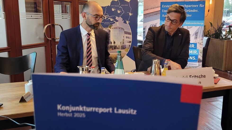 "Hoffnung auf Trendwende nicht erfüllt." In Görlitz wurden heute die Ergebnisse des Herbst-Konjunkturreports für die Lausitz vorgestellt (li. Lukas Rohleder, Hauptgeschäftsführer der IHK Dresden, re. André Fritsche, Hauptgeschäftsführer der IHK Cottbus.