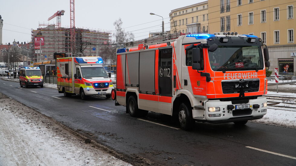 Mehrere Rettungsfahrzeuge sind angerückt.
