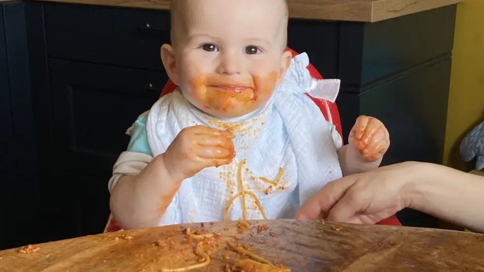 Ein Kleinkind beim Essen (Symbolbild). Ein Kleinkind beim Essen (Symbolbild).