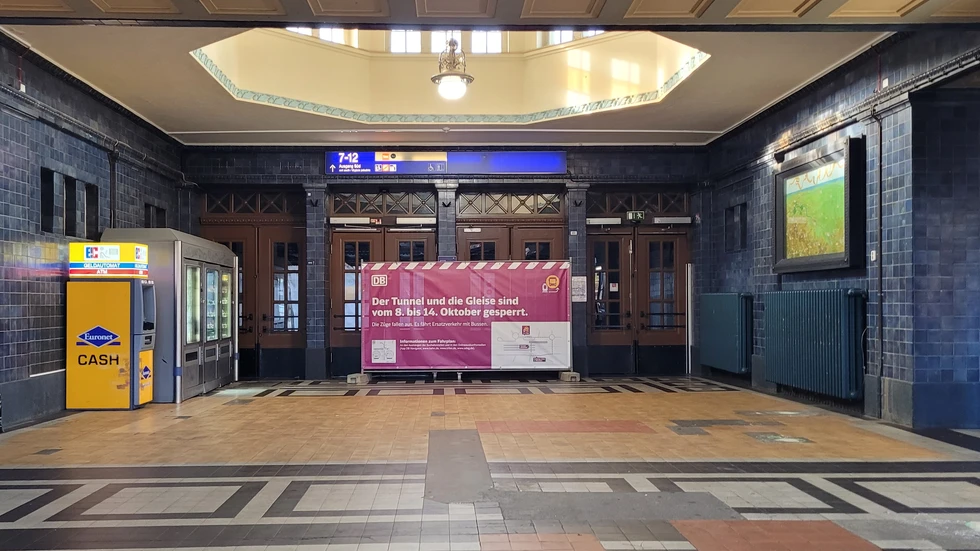 Der Bahnhof Görlitz bleibt noch bis Mittwoch komplett gesperrt. Die Geschäfte in der Empfangshalle sind aber weiter erreichbar und geöffnet. Der Bahnhof Görlitz bleibt noch bis Mittwoch komplett gesperrt. Die Geschäfte in der Empfangshalle sind aber weiter erreichbar und geöffnet.