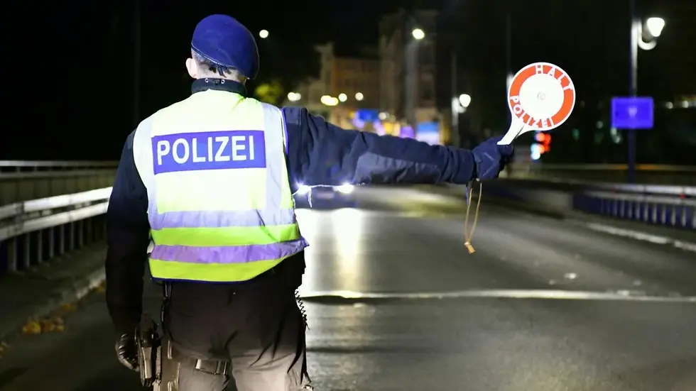 Die Polizei stoppte die betrunkene 80-Jährige und kassierte ihren Führerschein ein. Die Polizei stoppte die betrunkene 80-Jährige und kassierte ihren Führerschein ein.