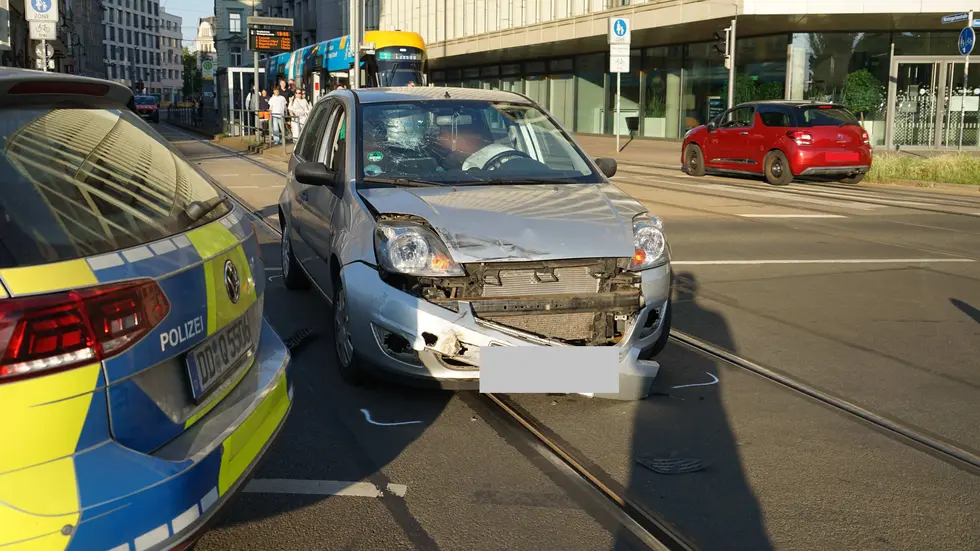 Auch der andere PKW wurde beim Unfall beschädigt, beide Fahrer wurden leicht verletzt Auch der andere PKW wurde beim Unfall beschädigt, beide Fahrer wurden leicht verletzt