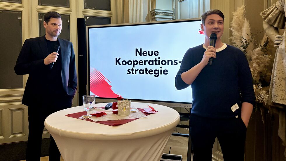 Beim Sponsorenabend des BSV Sachsen Zwickau stellten BSV-Geschäftsführer Norman Rentsch (l.) und FSV-Chef André Beuchold ihre Strategie vor. Beim Sponsorenabend des BSV Sachsen Zwickau stellten BSV-Geschäftsführer Norman Rentsch (l.) und FSV-Chef André Beuchold ihre Strategie vor.