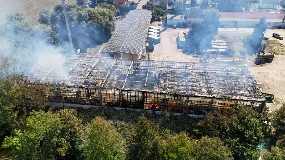 Die brennende Lagerhalle. Die brennende Lagerhalle.