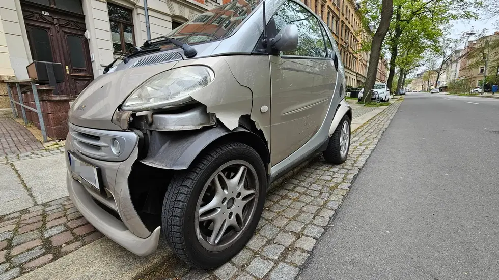 Mit 2,18 Promille Alkohol war eine Skodafahrerin heute Morgen in Chemnitz unterwegs. Die 33-Jährige rammte ein Geländer und drei Autos. Unter anderm diesen Smart.