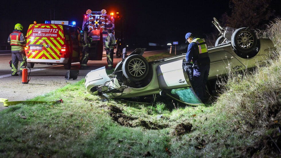 Der Wagen landete im Straßengraben auf dem Dach.