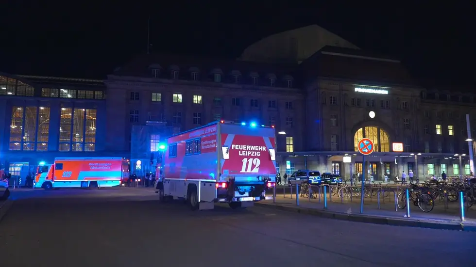 Einsatzkräfte am Leipziger Hauptbahnhof. Einsatzkräfte am Leipziger Hauptbahnhof.