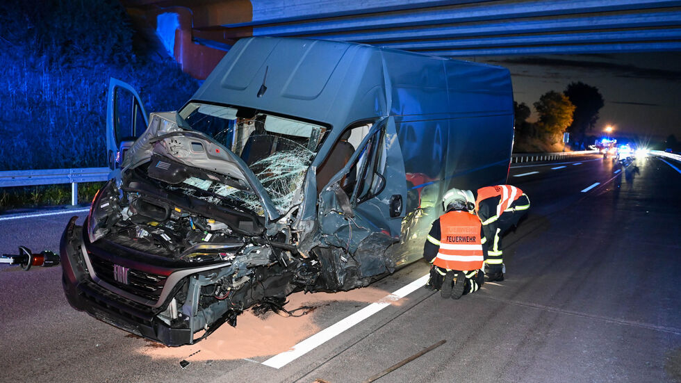 Trotz Ausweichen stieß dieser Transporter mit dem Geisterfahrer zusammen.