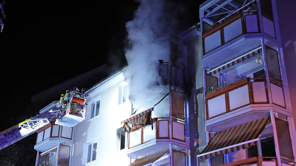 Qualm dringt aus der Wohnung in der 3. Etage eines Hauses in der Maria-Cebotari-Straße Qualm dringt aus der Wohnung in der 3. Etage eines Hauses in der Maria-Cebotari-Straße