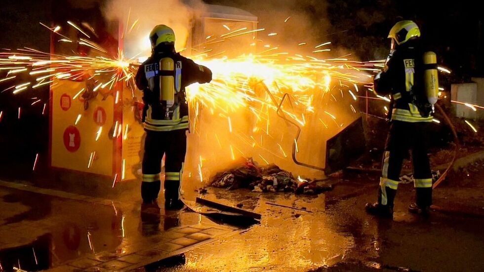 Die Kameraden mussten die Container mit einem Trennschleifer öffnen. Die Kameraden mussten die Container mit einem Trennschleifer öffnen.