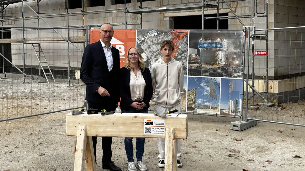 Symbolischer letzter Nagel, OB Karsten Vogt, Schulleiterin Nicole Krist, Schüler John Meyer Symbolischer letzter Nagel, OB Karsten Vogt, Schulleiterin Nicole Krist, Schüler John Meyer