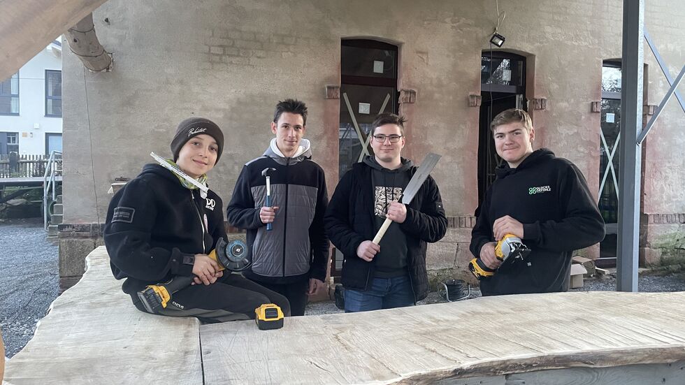 Wenzel, Lars, Jonas und Max packten am Mittwoch mit zu (v.l.n.r.) - sie befinden sich im Außenbereich der Werkstatt.
