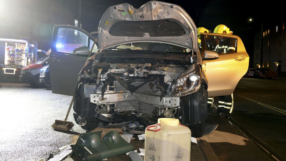 Der Toyota ist nach dem Unfall nur noch Schrott. Ein Wunder, dass die Fahrerin nicht verletzt wurde.