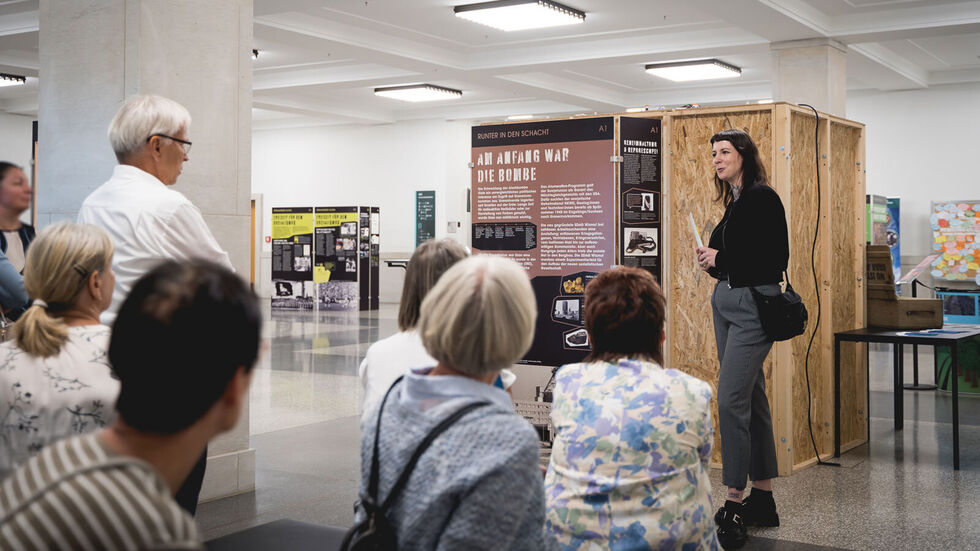 Zur Eröffnung Anfang September führte die Kuratorin der Ausstellung, Rike Schreiber von der Gedenkstätte Amthordurchgang e. V. Gera, in die Ausstellung ein. Sie wird auch zur Finissage am 17. Oktober 2025 zu erleben sein. 