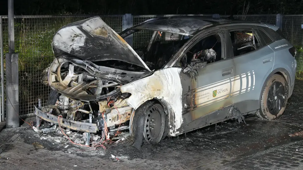 Durch den Brand wurde auch ein drittes Auto beschädigt.