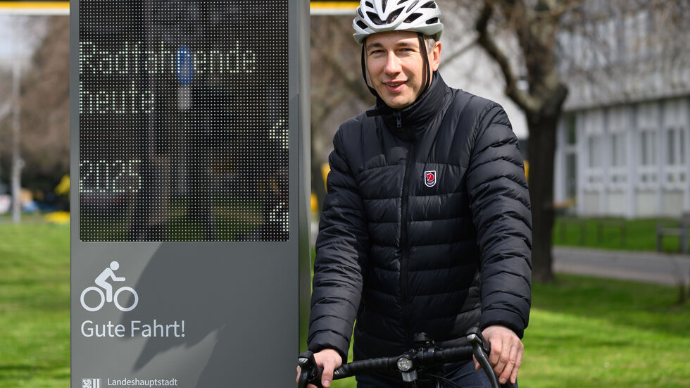 Im April weihte Baubürgermeister Stephan Kühn stolz die Fahrrad-Zählstelle an der St. Petersburger Straße ein Im April weihte Baubürgermeister Stephan Kühn stolz die Fahrrad-Zählstelle an der St. Petersburger Straße ein