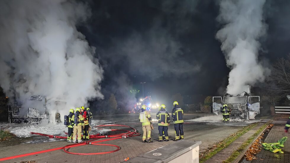 Die qualmenden Laster. Die qualmenden Laster.